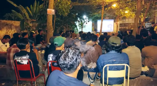 Kegiatan nonton bareng (nobar) film dokumenter “Pesta Babi” karya Dandhy Laksono di Lumajang, Jawa Timur pada Rabu (13/05/26). (Foto: X/Dandhy_Laksono)