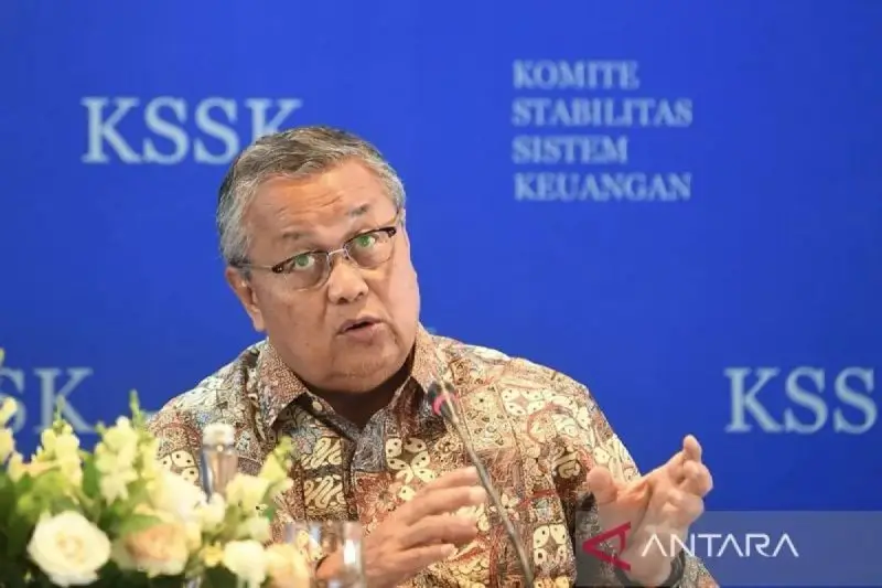 Foto: Gubernur Bank Indonesia Perry Warjiyo menyampaikan keterangan pers hasil Rapat Komite Stabilitas Sistem Keuangan (KSSK) kuartal I 2026 di Jakarta, Kamis (7/5). (ANTARA FOTO/M Risyal Hidayat)