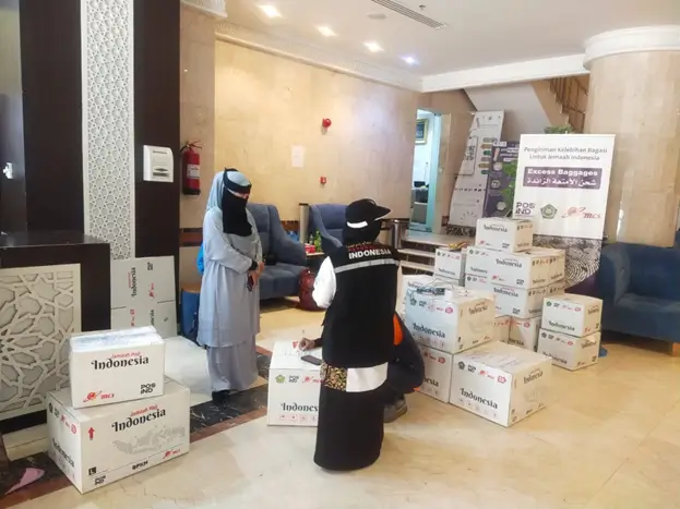Petugas haji sedang mengemas paket oleh-oleh jemaah untuk dikirim ke Indonesia. (Foto: himpuh.or.id)