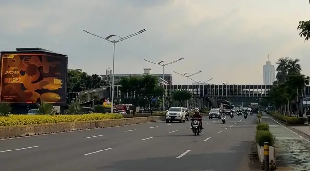 Suasana Jalan Jend. Sudirman, Jakarta. (Foto: Dok. ThePhrase.id/Rangga Bijak)