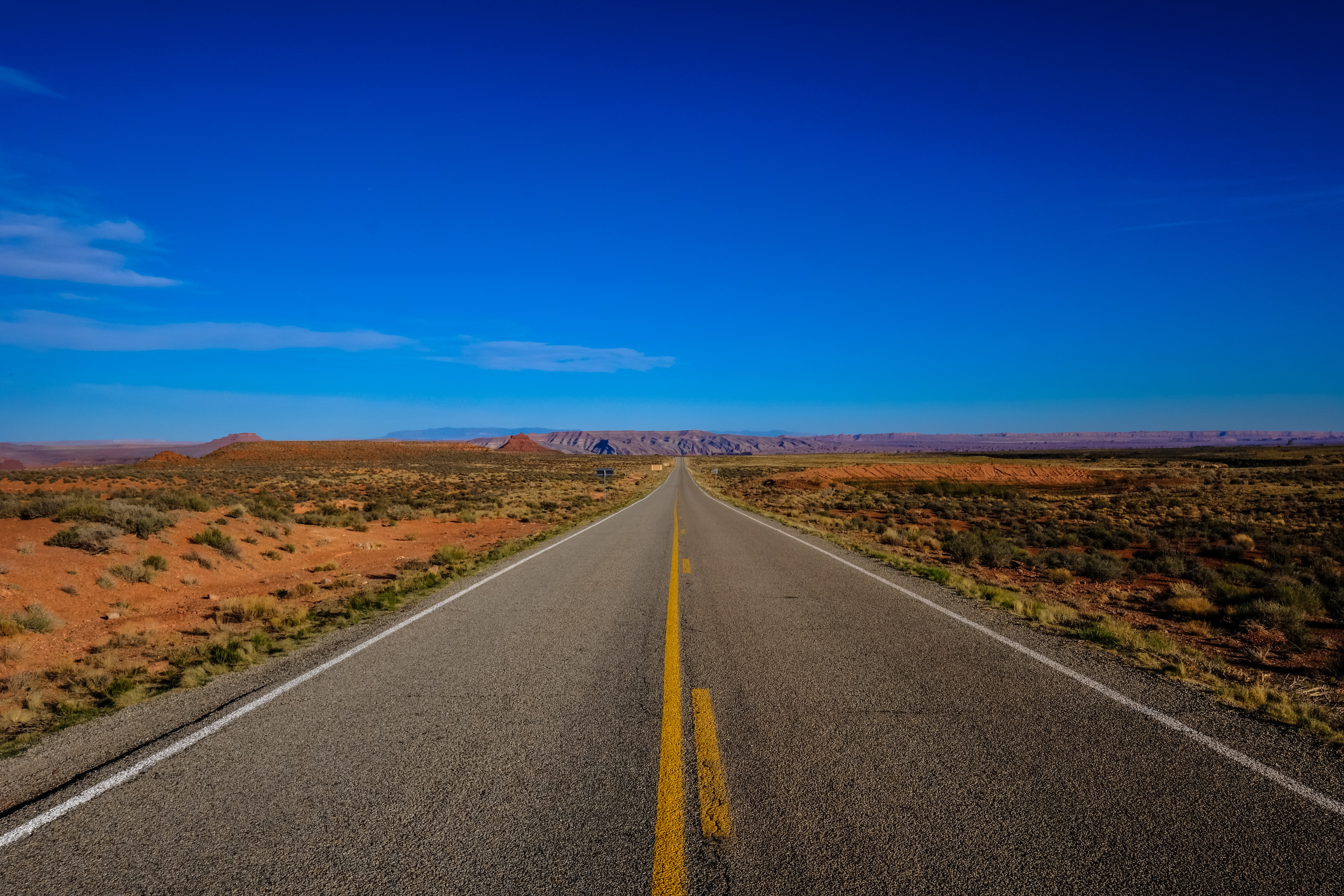 Ilustrasi jalan tol yang lurus dan monoton. (Foto: pexels/Francesco Ungaro)