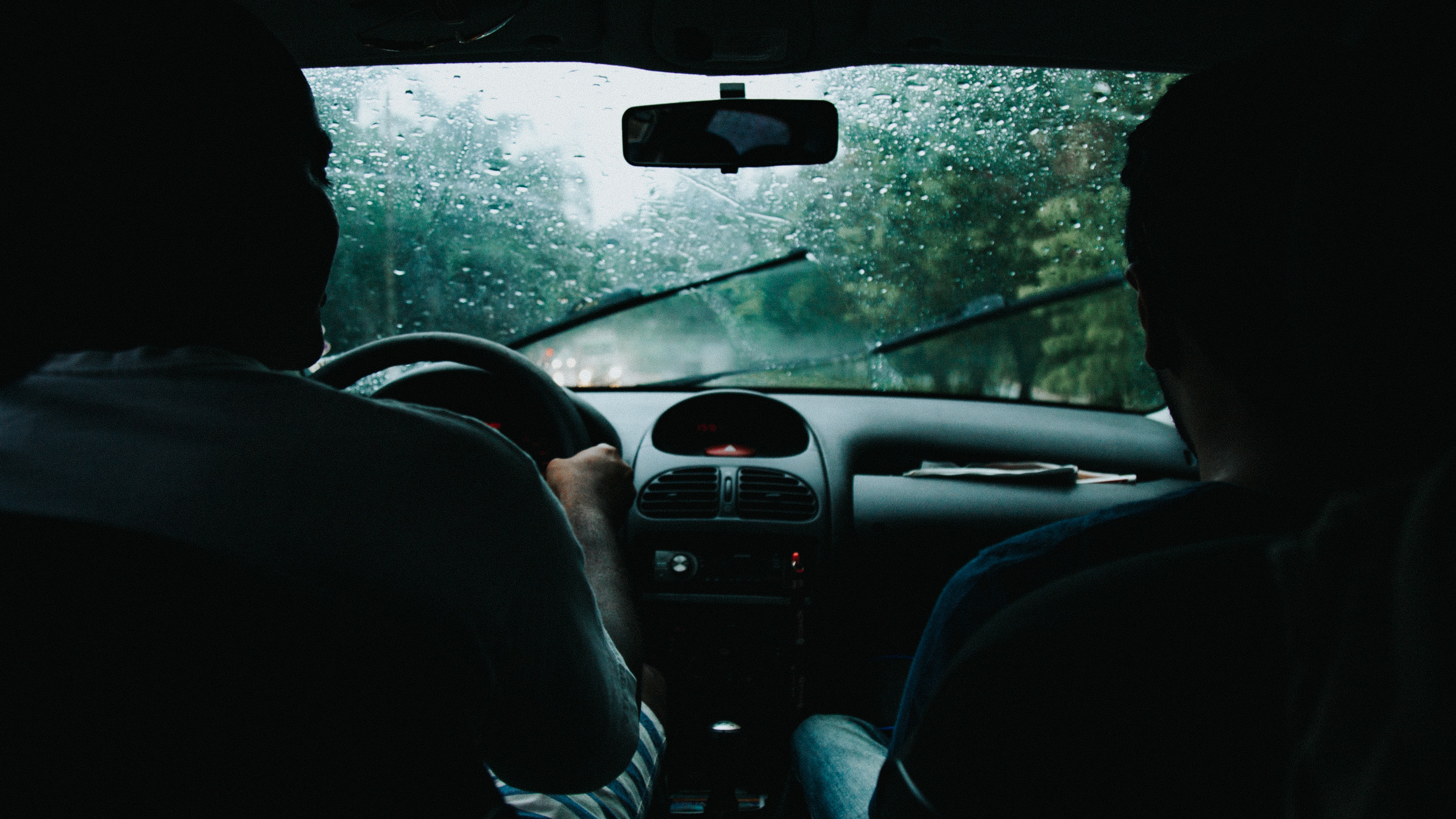 Ilustrasi kaca mobil terkena air hujan. (Foto: pexels/Matheus Bertelli)