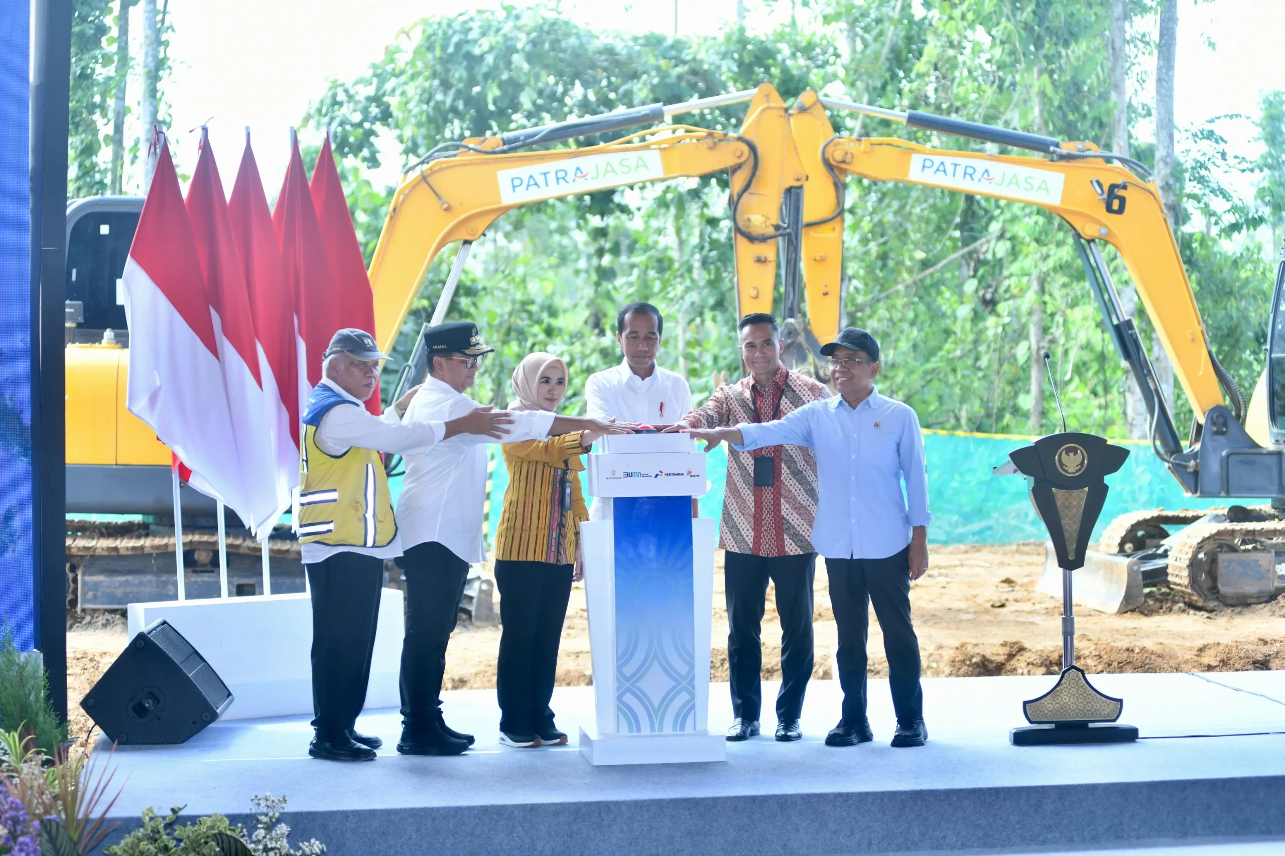 BALIKPAPAN - Presiden RI Joko Widodo, (PJ) Gubernur Kalimantan Timur Akmal Malik, Menteri Pekerjaan Umum dan Perumahan Rakyat Republik Indonesia Basuki Hadimuljono, Direktur Utama PT Pertamina (Persero) Nicke Widyawati dan Anindya Bakrie CEO Bakrie Group meresmikan Groundbreaking Nusantara Sustainability Hub secara simbolis dengan menekan tombol be