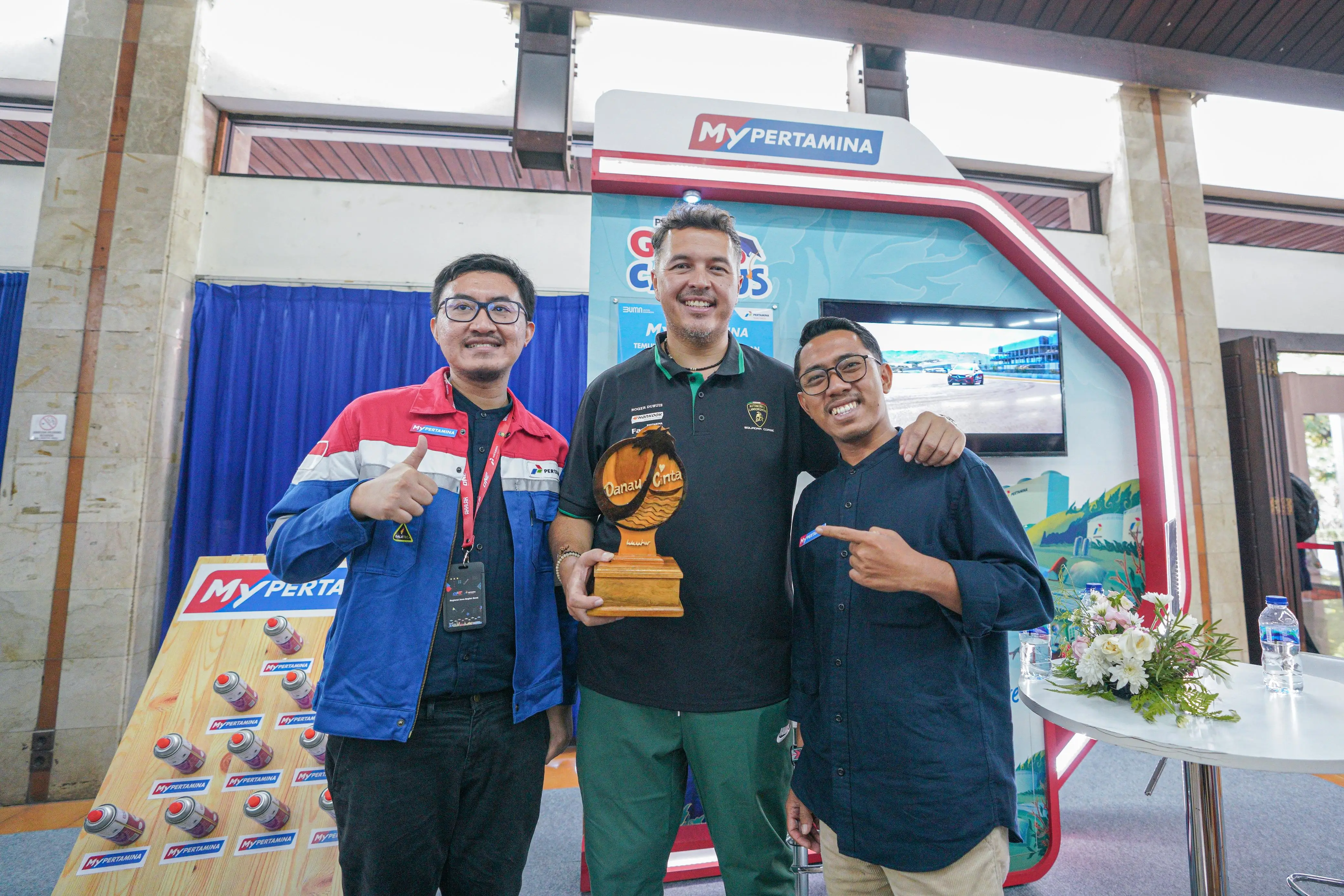 Pembalap Indonesia, Rifat Sungkar bersama jajaran Staff dari PT Pertamina (Persero) berfoto bersama usai menghadiri acara Pertamina Goes to Campus (PGTC) di Politeknik Negeri Bandung pada Kamis (20/6). Dok. Pertamina