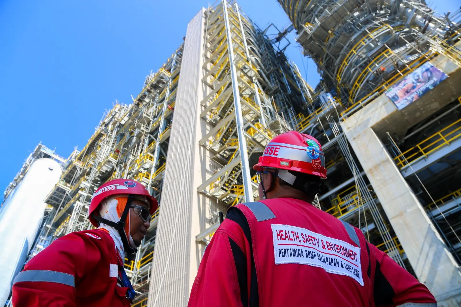 Pekerja HSSE Pertamina menjaga proses pembangunan Refinery Development Masterplan (RDMP) Kilang Pertamina, RDMP menjadi salah satu program dengan serapan TKDN. Dok. Pertamina