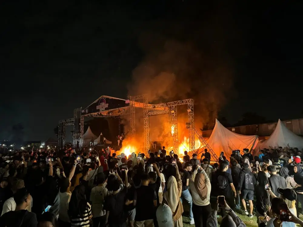 Massa membakar panggung karena gagalnya konser musik Lentera Festival (Lenfest) 2024 di Tangerang, Minggu (23/6/24). (Foto: tangselife.com)