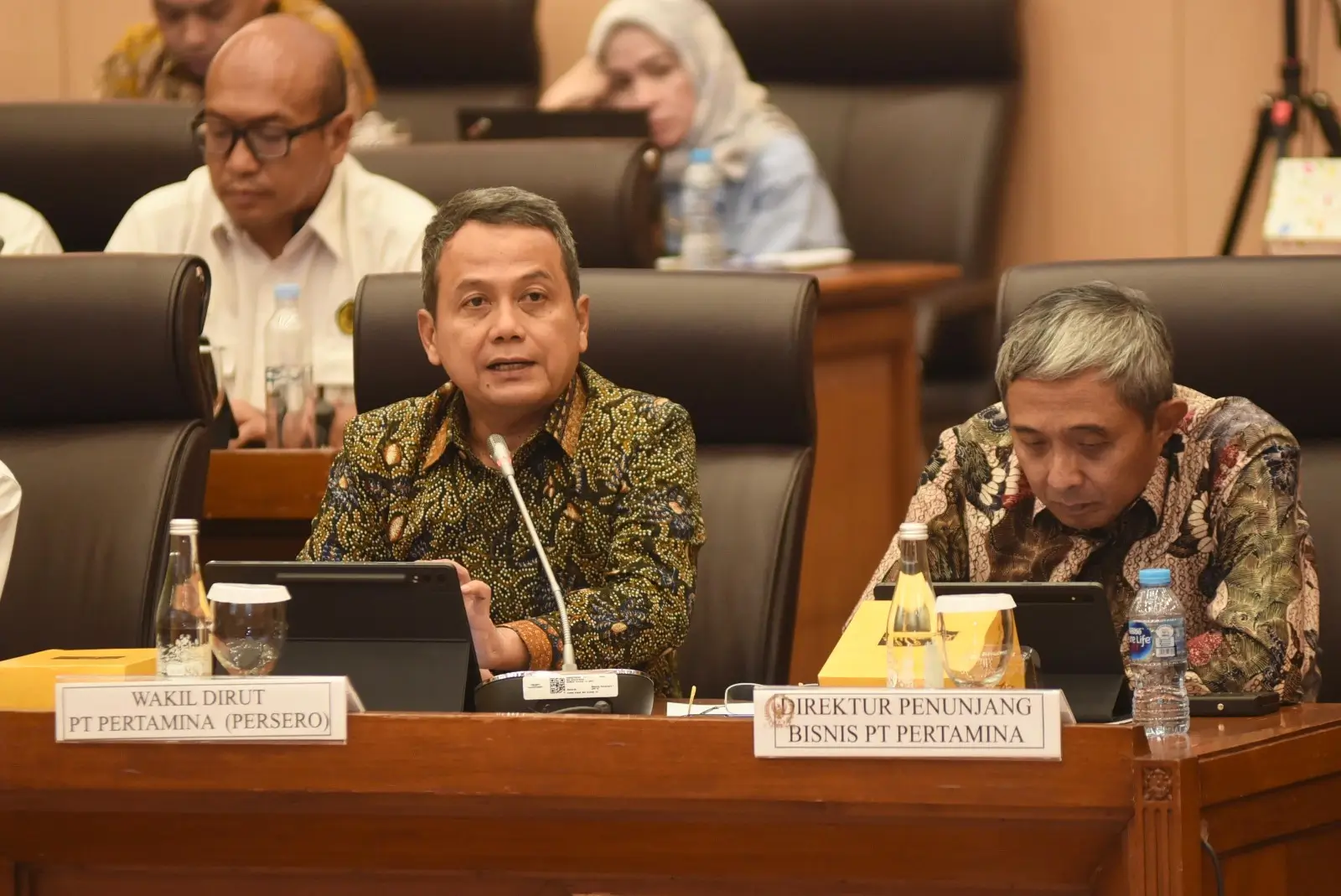 Wakil Direktur Utama Pertamina Wiko Migantoro menyampaikan penjelasan pada saat mengikuti Rapat Dengar Pendapat (RDP) Komisi VII DPR, Jakarta, (6/6/2024). (Foto: Dok. Pertamina)