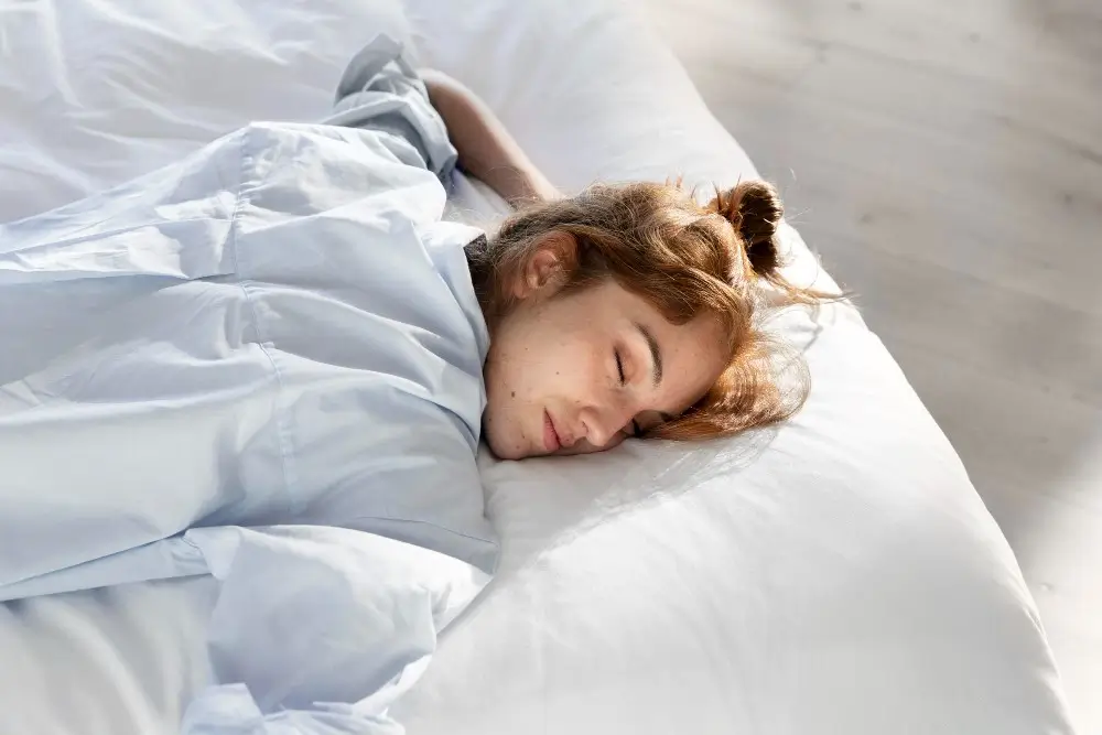Ilustrasi tidur tengkurap. (Foto: Freepik)