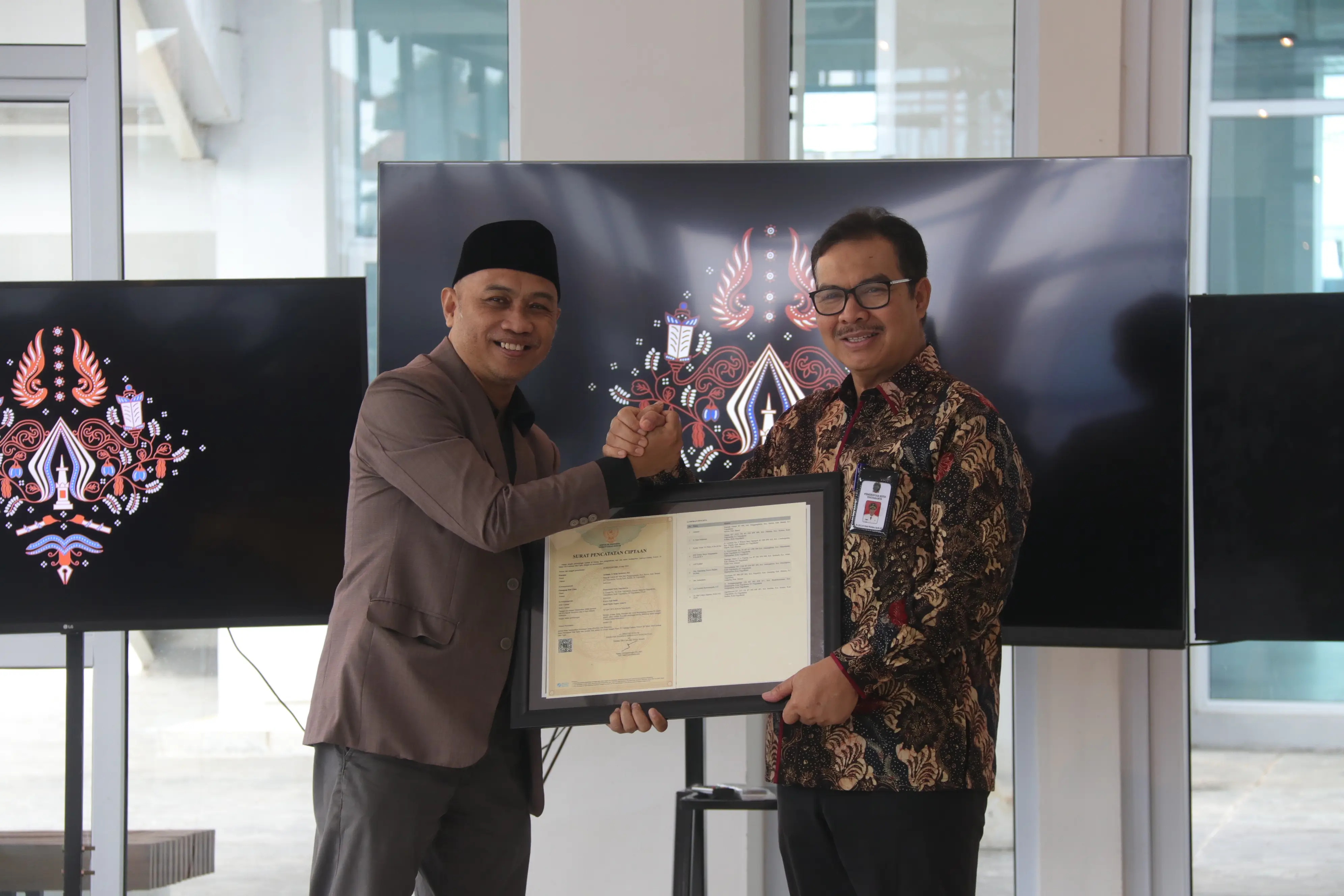 Wali Kota Yogyakarta, Hasto Wardoyo, saat meresmikan motif baru Batik Segoro Amarto di Pusat Desain Industri Nasional (PDIN), Kamis (22/5). (Foto: warta.jogjakota)