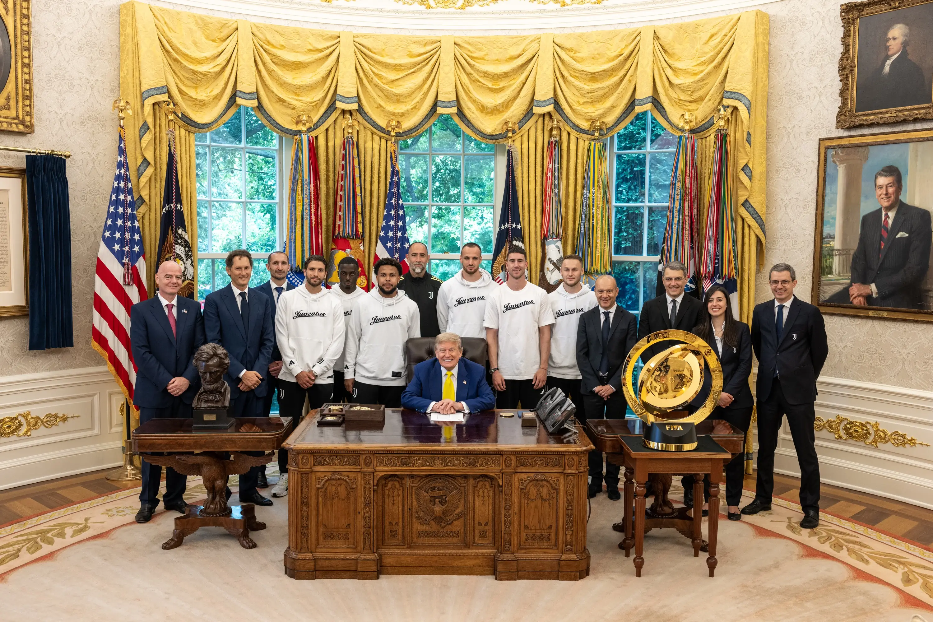 Momen kikuk Juventus ketika diundang ke White House dan Presiden AS, Donald Trump. Foto X White House.