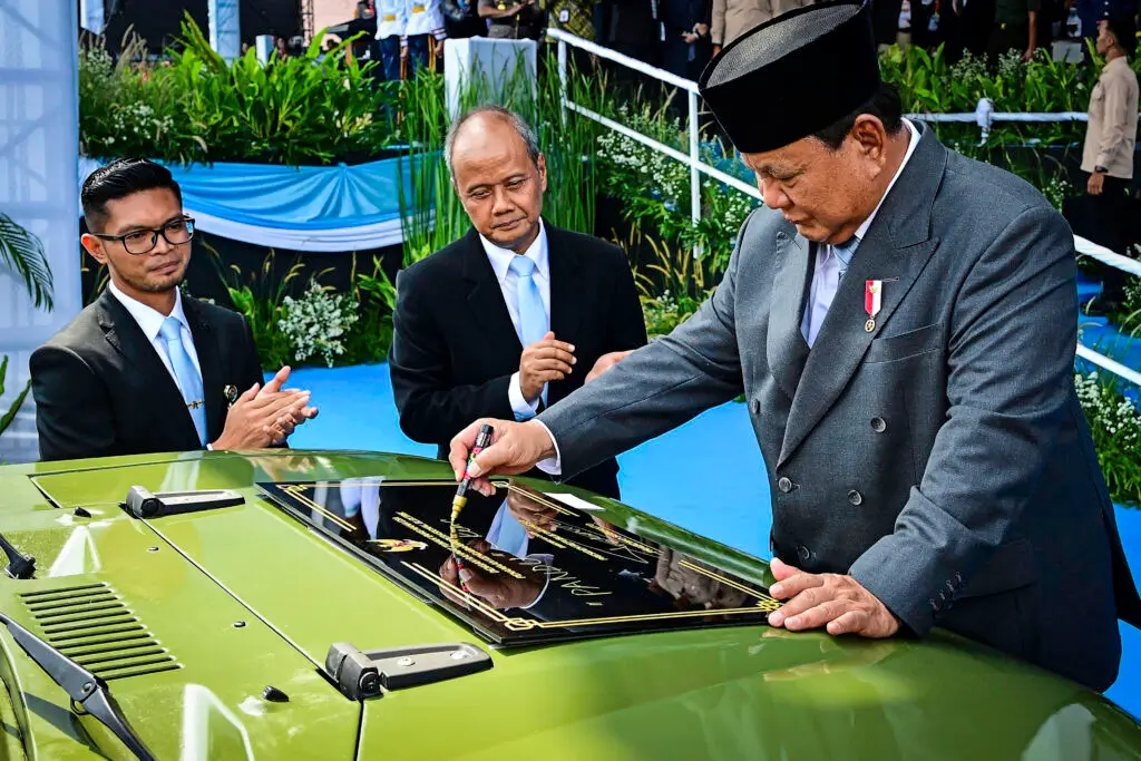 Presiden Prabowo Subianto meresmikan peluncuran kendaraan listrik taktis terbaru produksi PT Pindad, MV3-EV Pandu. (Foto: setkab.go.id/BPMI Setpres)