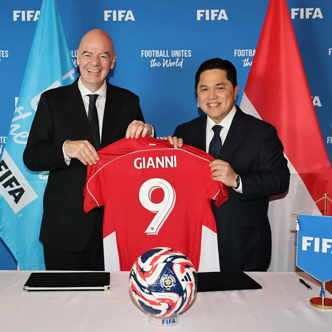 Ketua Umum PSSI, Erick Thohir, bersama Presiden FIFA, Gianni Infantino. Foto FIFA.