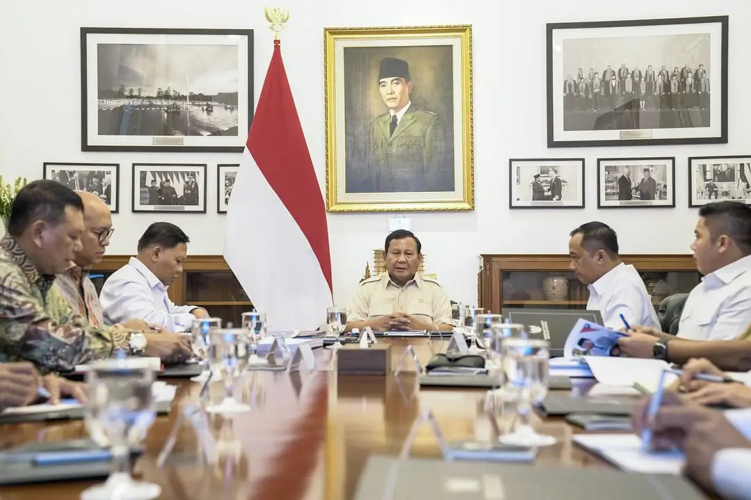 Presiden RI, Prabowo Subianto (tengah) bersama jajaran menteri. (Foto: Instagram/presidenrepublikindonesia)
