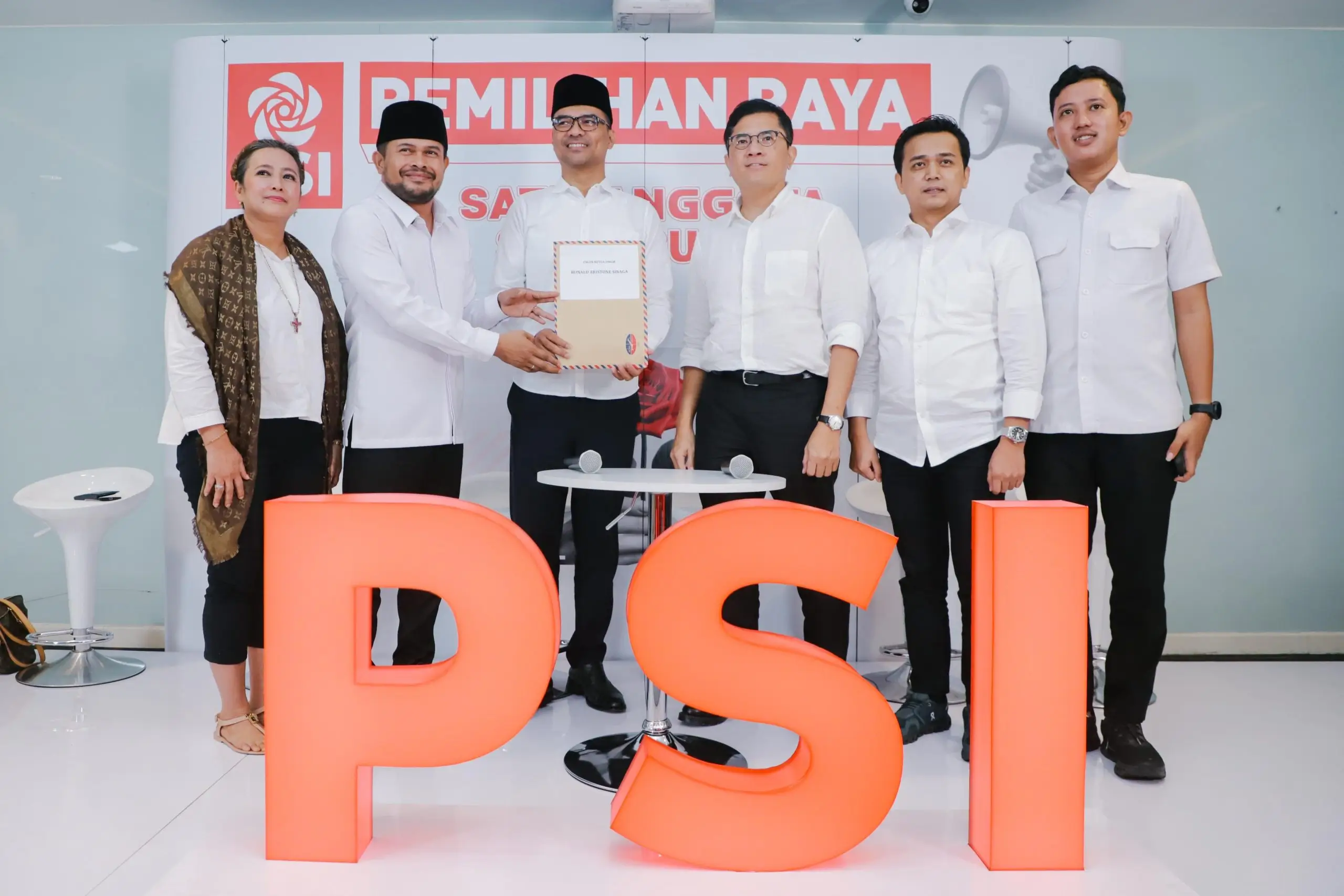 Bro Ron mendaftarkan diri sebagai calon ketua umum PSI dalam Pemilihan Raya PSI. (Foto: psi.id)