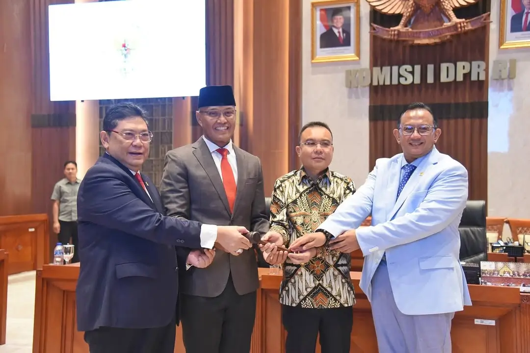 Wakil Ketua DPR RI, Sufmi Dasco Ahmad (kemeja batik) bersama pimpinan Komisi I DPR RI. (Foto: Instagram/sufmidasco)