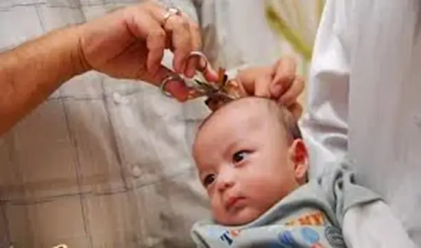 Rangkaian aqiqah dengan menyembelih kambing, mencukur rambut dan memberi nama yang baik untuk sang anak. (Foto: islami.co)
