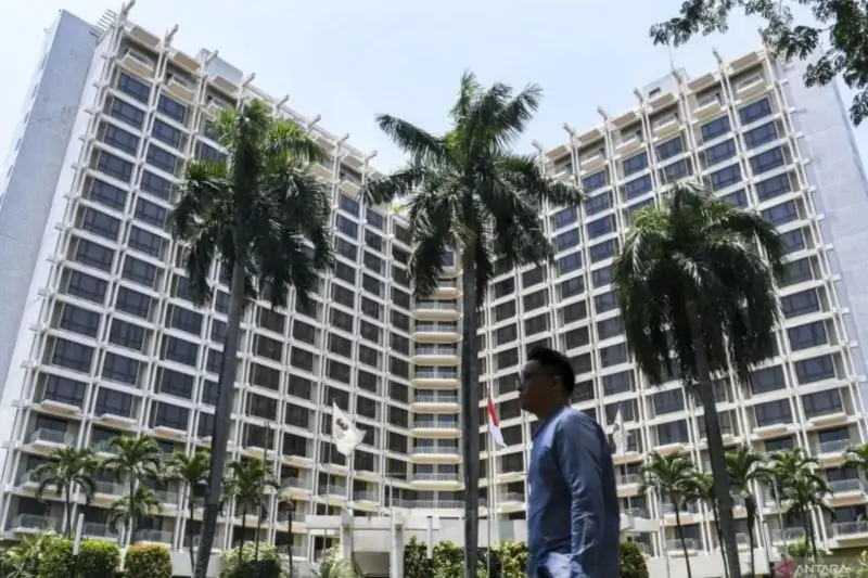 Foto: Warga melintas di depan Hotel Sultan di kawasan Gelora Bung Karno, Senayan, Jakarta. (dok. ANTARA FOTO/Galih Pradipta)