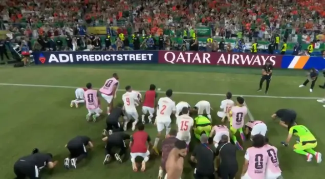 Momen sujud syukur terjadi setelah Timnas Maroko mengalahkan Timnas Belanda 3-2 lewat adu tendangan penalti. (Foto: Istimewa)
