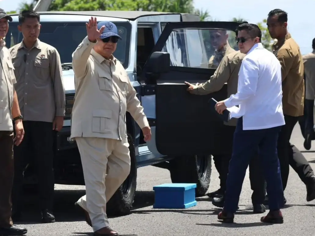 Presiden RI, Prabowo Subianto bersama Sekretaris Kabinet (Seskab) RI, Teddy Indra Wijaya. (Foto: Instagram/sekretariat.kabinet)