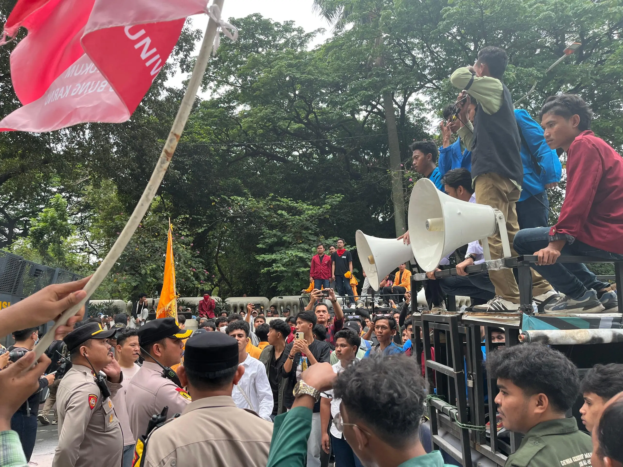 Aksi demonstrasi di Jalan Medan Merdeka Selatan, Kawasan Monas, Jakarta pada Senin (20/10/25). (Foto: Dok. ThePhrase.id/Rangga Bijak Aditya)