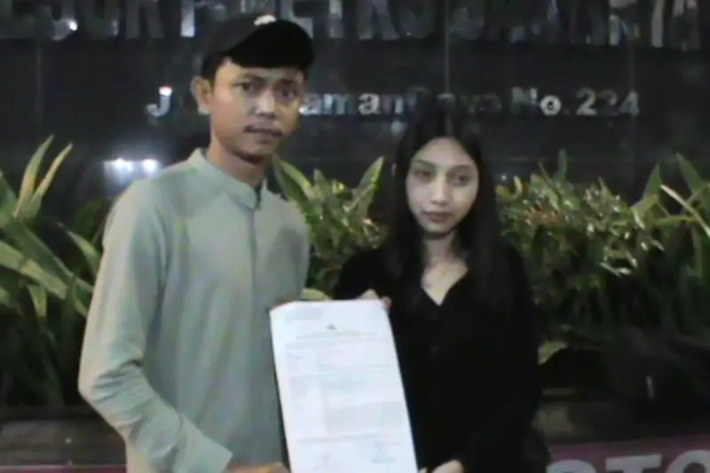 Arsip foto - Salah satu pasangan calon pengantin Aldi (32) dan Feny (32) yang menjadi korban dugaan penipuan penyelenggara pernikahan atau wedding organizer (WO) yang berkantor di kawasan Jakarta Timur, membuat laporan ke Polres Metro Jakarta Timur, Minggu (24/5/2026). (Foto: NTARA/Siti Nurhaliza)