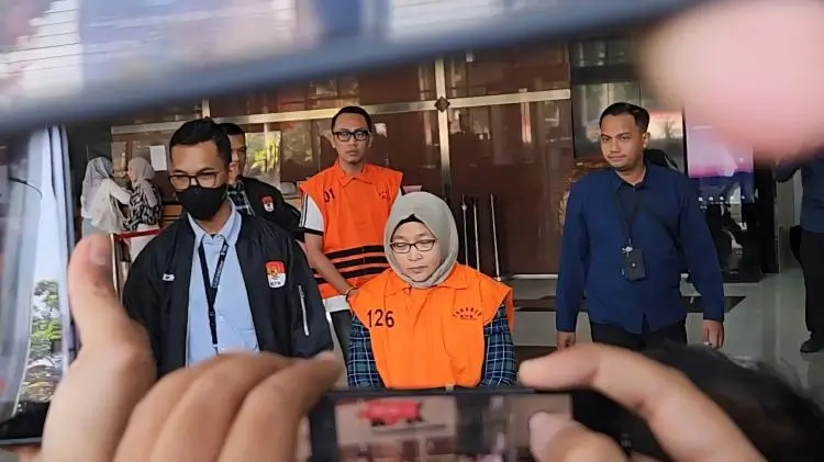 Ketua Tim Pemeriksa Badan Pemeriksa Keuangan (BPK) Perwakilan Sumatra Selatan Titin Rita Lestari saat mengenakan rompi oranye usai ditetapkan sebagai tersangka. Foto: istimewa