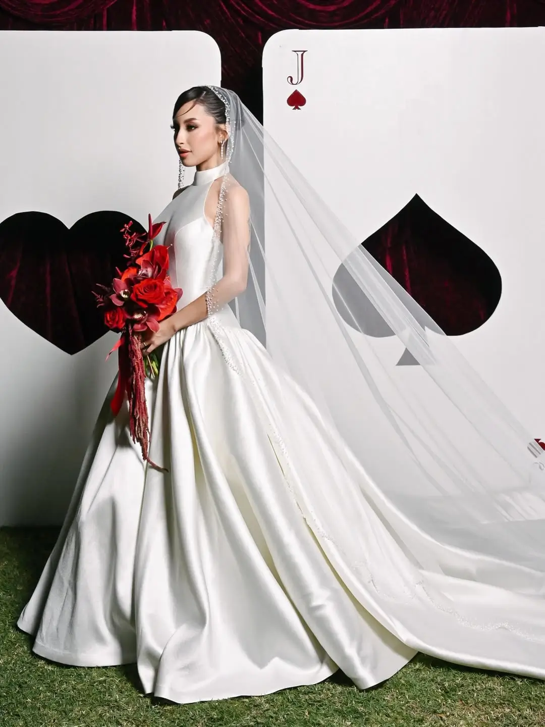 Pesona Jennifer Coppen dalam Balutan 13 Busana Custom Made di Pernikahannya dengan Justin Hubner