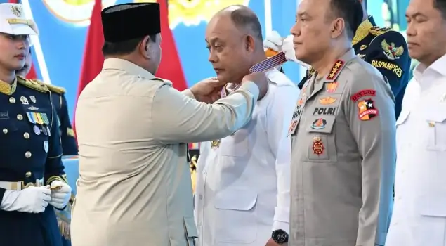 Presiden RI, Prabowo Subianto ketika memberikan Penghargaan Tanda Bintang Jasa Utama kepada Dadan Hindayana pada Jumat (13/02/26). (Foto: bgn.go.id)
