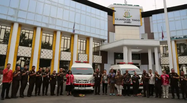 PetroChina menyerahkan bantuan dua ambulans untuk RS Adhyaksa Jambi, Senin (22/6). (Foto: Dok. PetroChina)