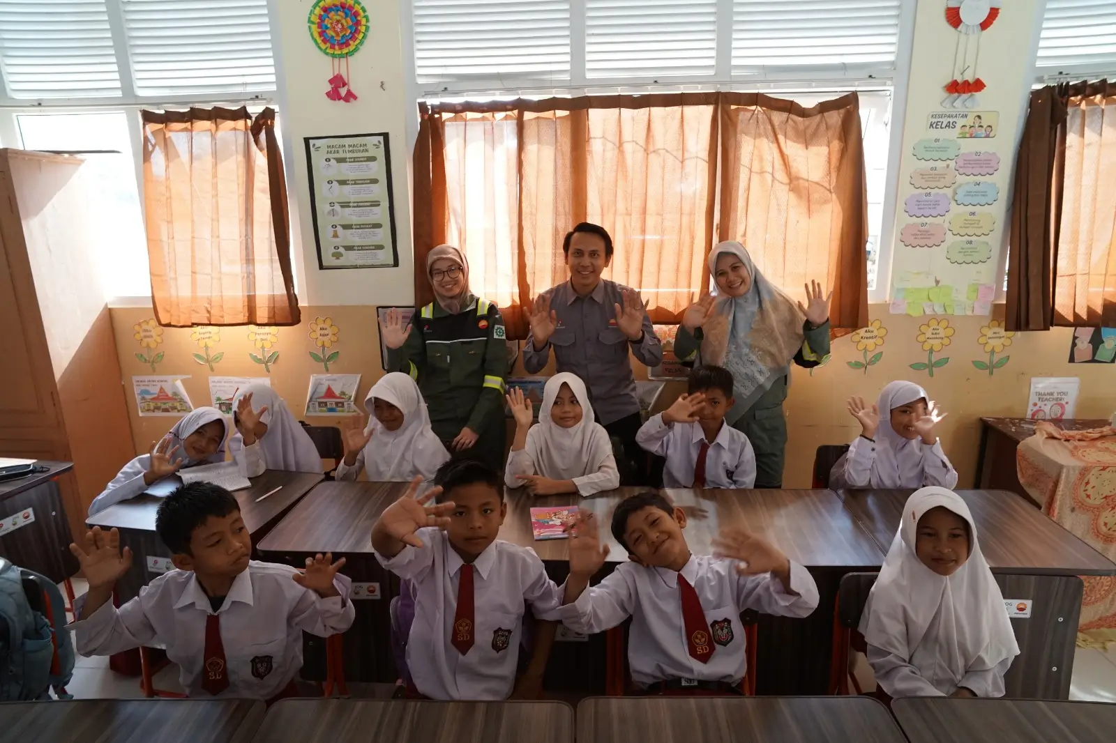 Penyaluran 1.000 set meja sekolah tingkatkan akses pendidikan. (Foto: Dok. PetroChina)
