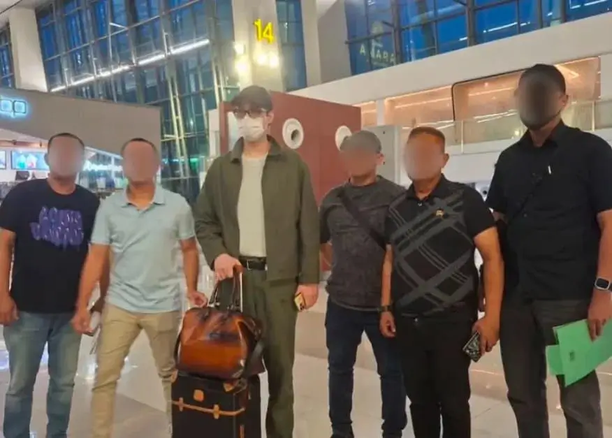 Saat Richard Muljadi ditangkap Kejagung di Bandara Soekarno Hatta (Soetta), Tangerang, Banten, Sabtu (20/6). Foto: kejagsaan.go.id
