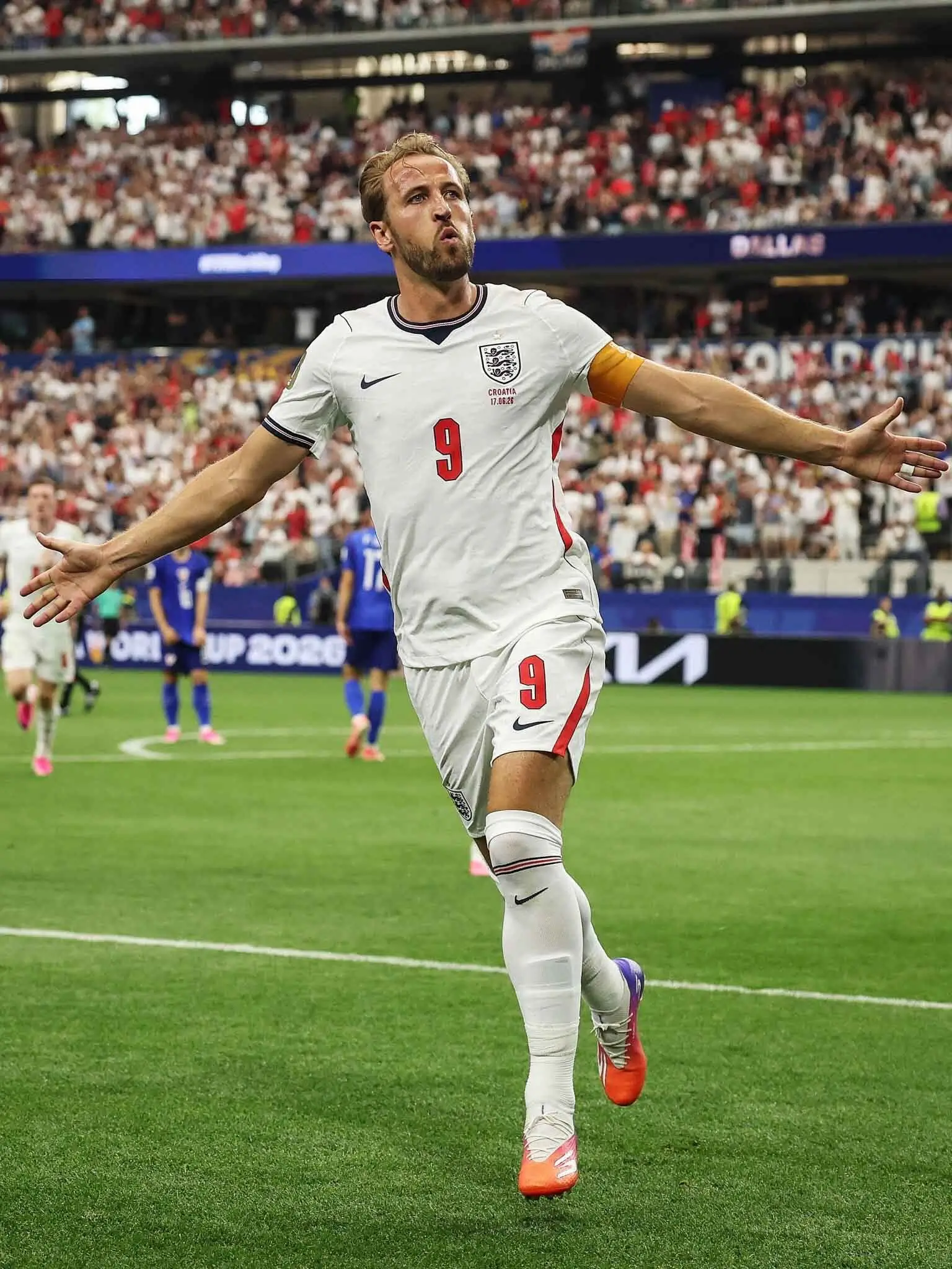 Dua gol Harry Kane membuatnya menyamai catatan Gary Lineker sebagai pencetak gol terbanyak sepanjang masa Timnas Inggris di Piala Dunia dengan koleksi 10 gol. Foto X Piala Dunia.