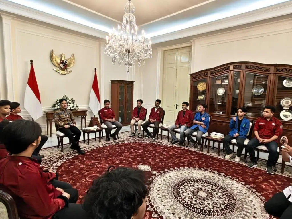 Wakil Presiden Gibran Rakabuming Raka saat berdialog dengan perwakilan mahasiswa Universitas Bung Karno (UBK). Foto: Istimewa