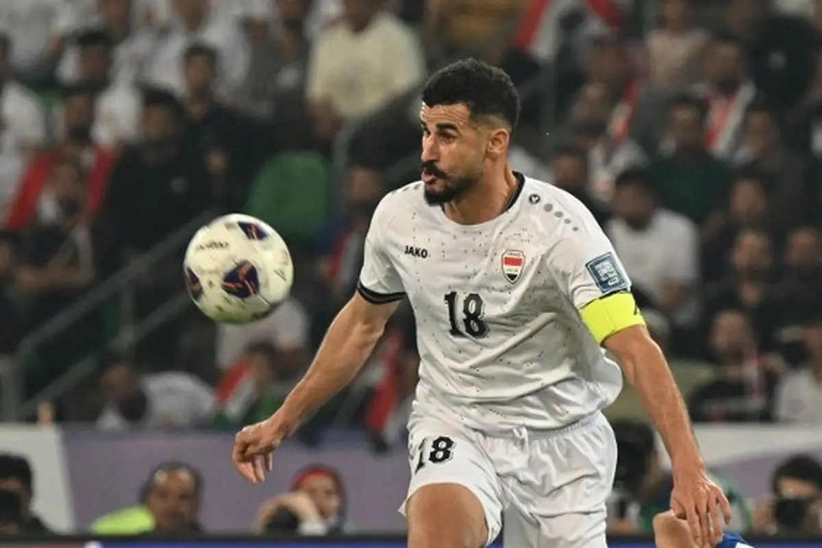 Penyerang Irak Aymen Hussein berebut bola dengan bek Kuwait Fahad Al-Hajeri pada laga Kualifikasi Piala Dunia FIFA 2026 zona Asia grup B antara Irak dan Kuwait di Stadion Internasional Basra pada tanggal 20 Maret 2025.(AFP/HUSSEIN FALEH)