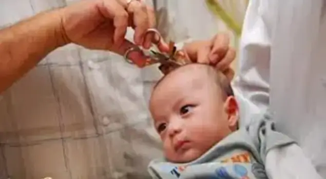Rangkaian aqiqah dengan menyembelih kambing, mencukur rambut dan memberi nama yang baik untuk sang anak. (Foto: islami.co)
