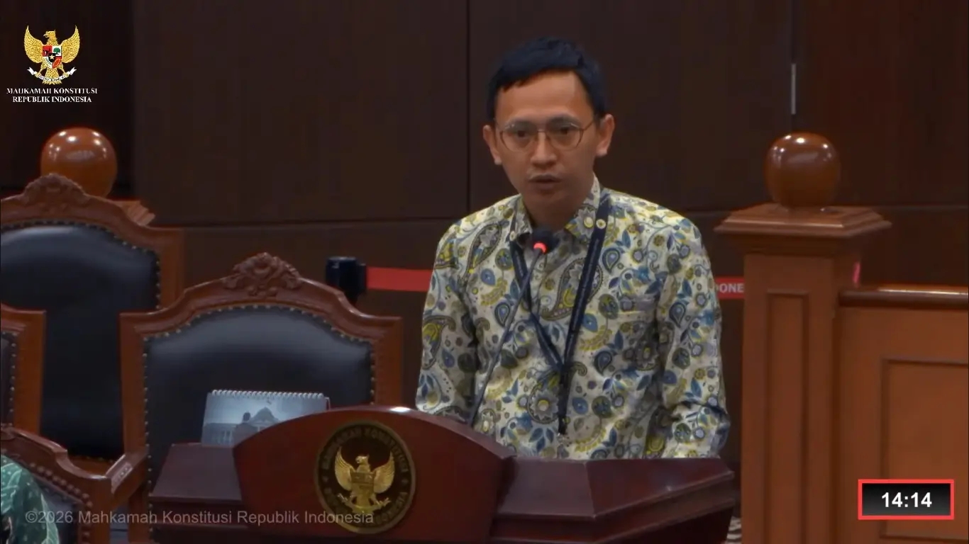 Kepala Advokasi Guru P2G, Iman Zanatul Haeri menyampaikan kesaksiannya terkait dampak program MBG terhadap tenaga pendidik dalam sidang di Mahkamah Konstitusi (MK) RI, Jakarta pada Senin (15/06/26). (Foto: Tangkapan layar YouTube/Mahkamah Konstitusi RI)
