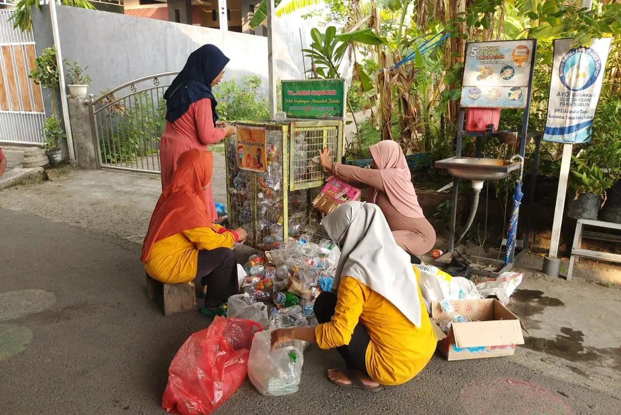 Foto: Pengolahan ulang sampah oleh masyarakat setempat (dok. Pertamina Patra Niaga)