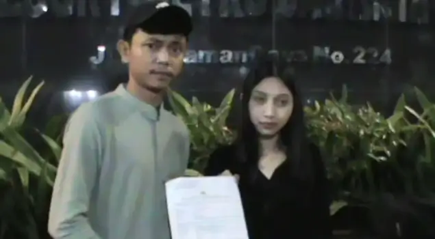Arsip foto - Salah satu pasangan calon pengantin Aldi (32) dan Feny (32) yang menjadi korban dugaan penipuan penyelenggara pernikahan atau wedding organizer (WO) yang berkantor di kawasan Jakarta Timur, membuat laporan ke Polres Metro Jakarta Timur, Minggu (24/5/2026). (Foto: ANTARA/Siti Nurhaliza)