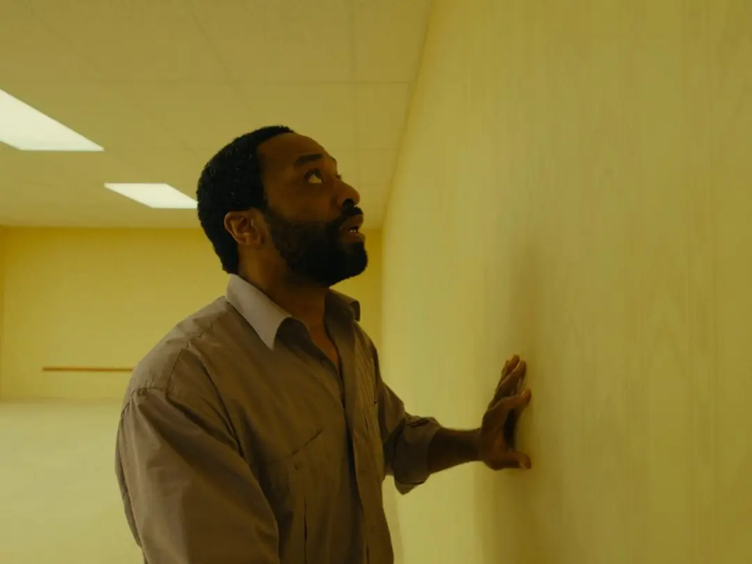 Review Film Backrooms Horor Liminal Space yang Menuntut Penontonnya untuk Berpikir