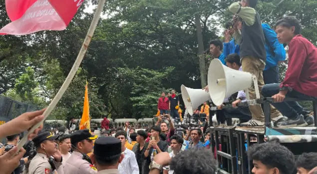 Aksi demonstrasi di Jalan Medan Merdeka Selatan, Kawasan Monas, Jakarta pada Senin (20/10/25). (Foto: Dok. ThePhrase.id/Rangga Bijak Aditya)