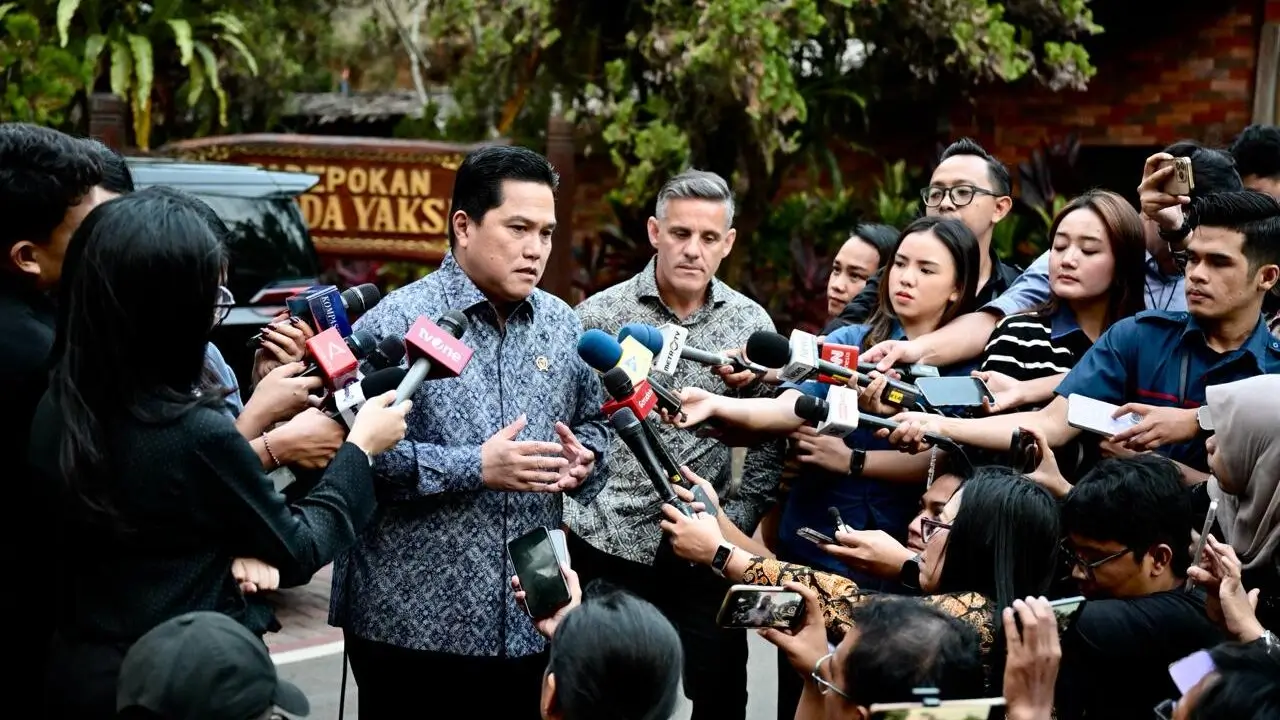 Presiden, Prabowo Subianto, menerima Menteri Pemuda dan Olahraga (Menpora), Erick Thohir, bersama pelatih Timnas Indonesia, John Herdman, di kediaman pribadinya di Hambalang, Kabupaten Bogor, Jumat, 19 Juni 2026. Foto Presiden RI.