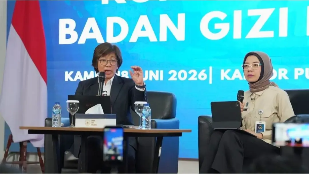 Wakil Kepala sekaligus juru bicara BGN, Agustina Arumsari (kiri) ketika menyampaikan keterangan persnya di Jakarta, Kamis (18/06/26). (Foto: bgn.go.id/dok. Biro Hukum dan Humas BGN)