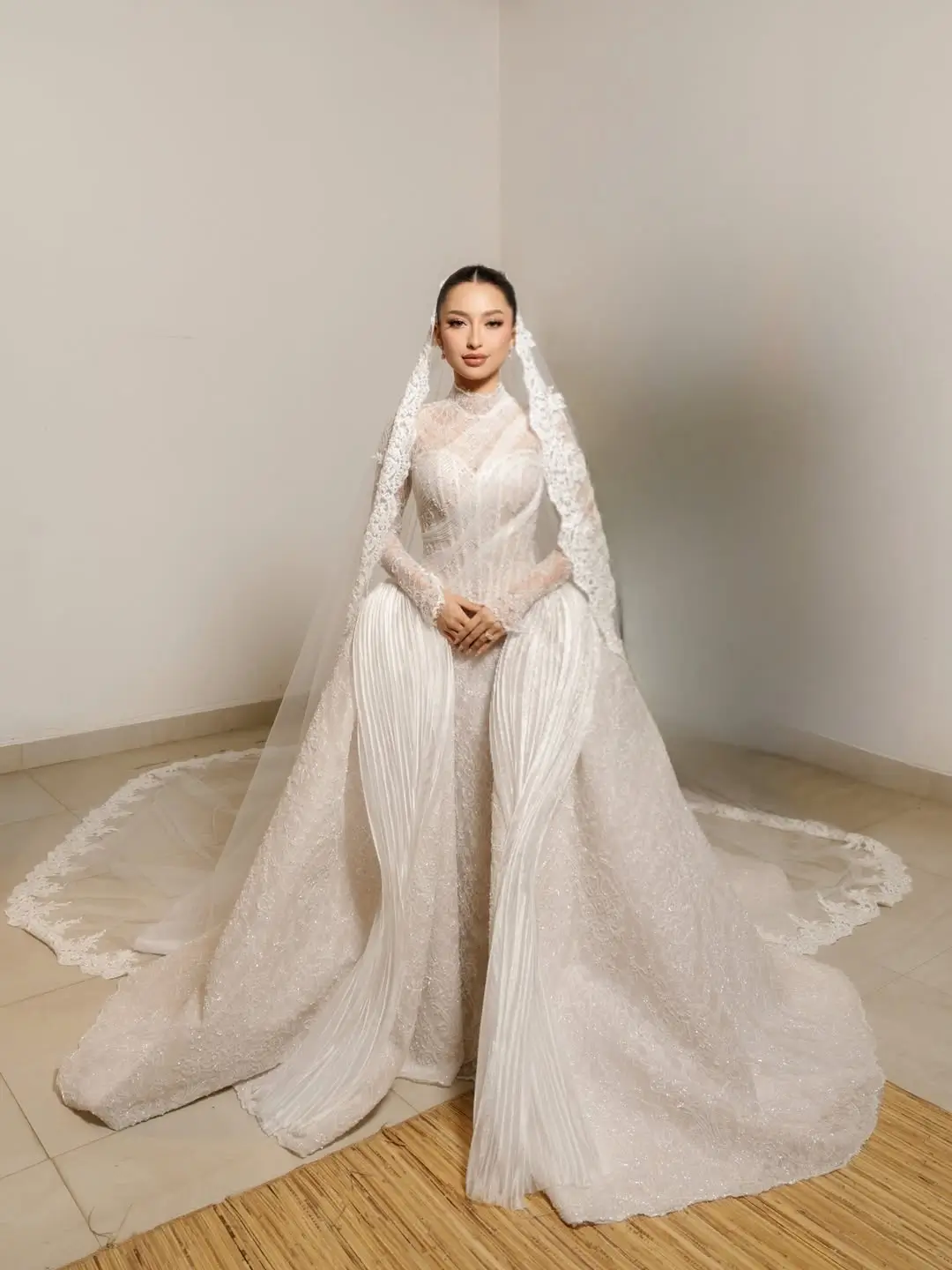 Pesona Jennifer Coppen dalam Balutan 13 Busana Custom Made di Pernikahannya dengan Justin Hubner