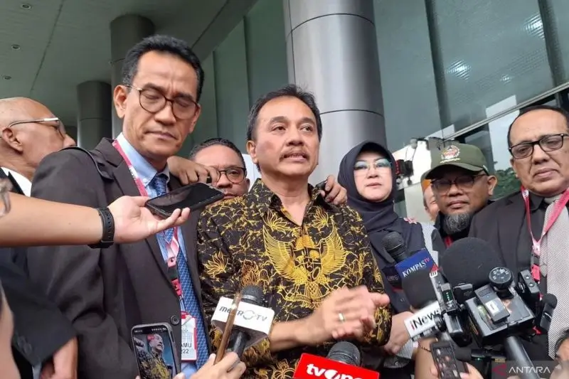 Tersangka kasus dugaan fitnah dan pencemaran nama baik terkait keaslian ijazah Presiden ke-7 RI Joko Widodo (Jokowi), Roy Suryo dan dr. Tifa ketika berada di Kejaksaan Negeri (Kejari) Jakarta Selatan, Jakarta, Senin (22/06/26). (Foto: ANTARA/Luthfia Miranda)