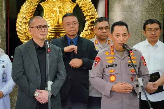 Kapolri Jenderal Pol Listyo Sigit Prabowo (kanan). (Foto: tribratanews.polri.go.id)