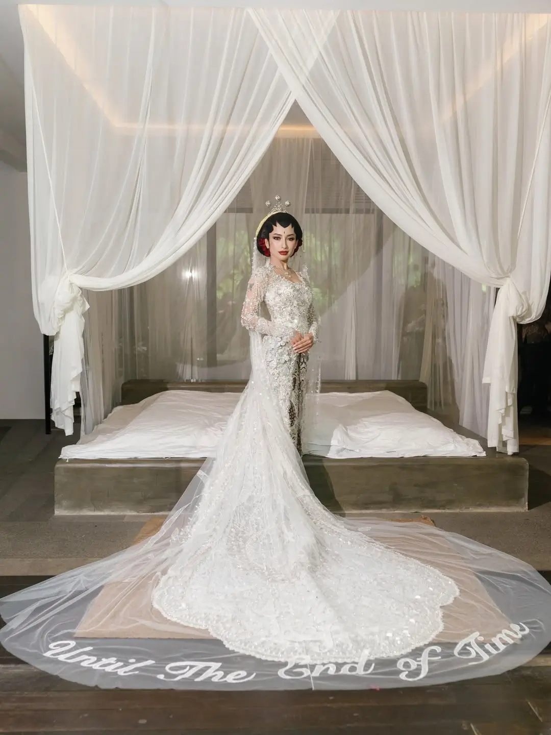 Pesona Jennifer Coppen dalam Balutan 13 Busana Custom Made di Pernikahannya dengan Justin Hubner