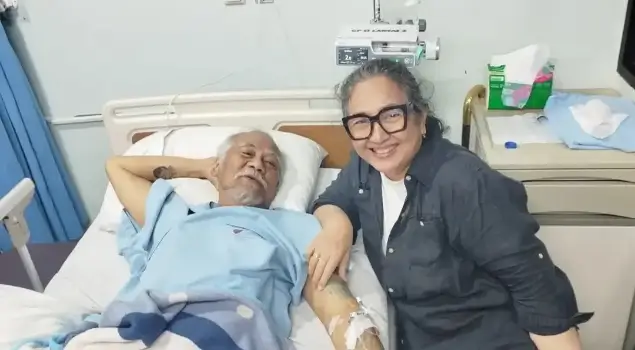 Dewi Irawan (kanan) membagikan momen ketika dirinya menjenguk sahabatnya, Tio Pakusadewo (kiri) yang tengah menjalani perawatan di rumah sakit. (Foto: Instagram/dewiirawan13)