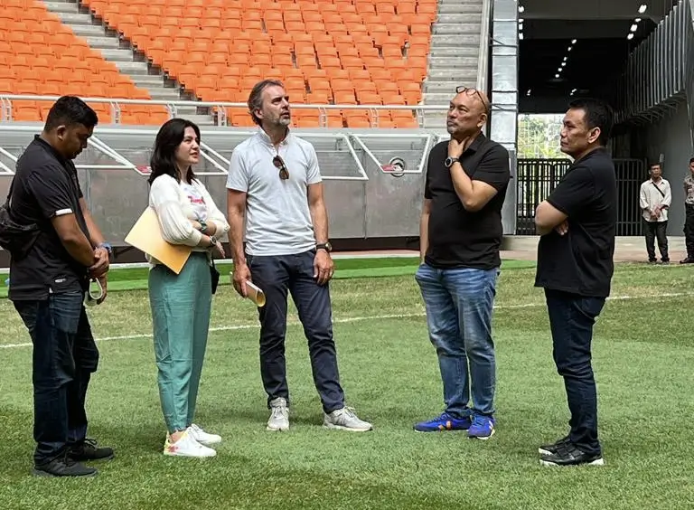 Federasi sepak bola dunia FIFA, menginspeksi stadion Jakarta International Stadium (JIS), Jakarta. Foto: PSSI