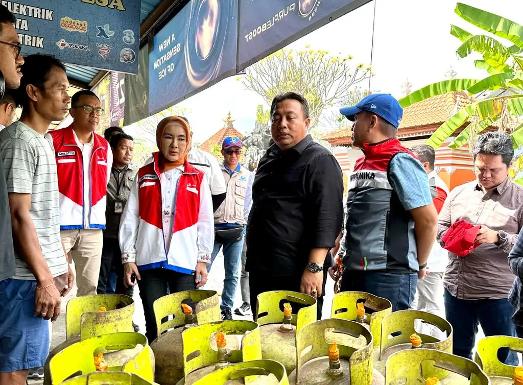 Direktur Utama Pertamina Nicke Widyawati bersama dengan Anggota Komisi VI DPR RI I Nyoman Parta turun langsung meninjau sejumlah pangkalan dan agen LPG 3 Kg di Bali. (Foto: Dok. Pertamina)