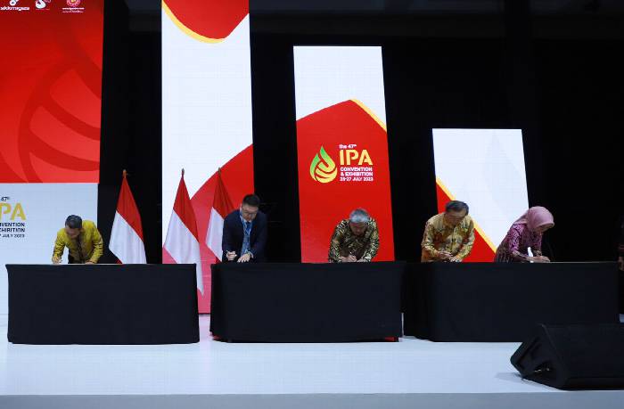 Direktur Utama PT Pertamina Hulu Energi (PHE) Wiko Migantoro menandatangani Perjanjian Jual Beli Kepemilikan Blok Masela. Di waktu yang sama Direktur Utama Pertamina Nicke Widyawati menandatangani MoU Strategic Partnership for Masela Block Development dengan Inpex. Kedua penandatanganan tersebut dilakukan di International Conference and Exhibition 